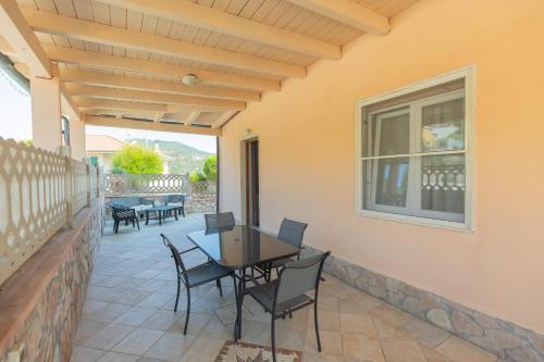 un patio avec des chaises, une table et une fenêtre dans l'établissement Il Giardino di Rio - HelloElba, à Rio Marina