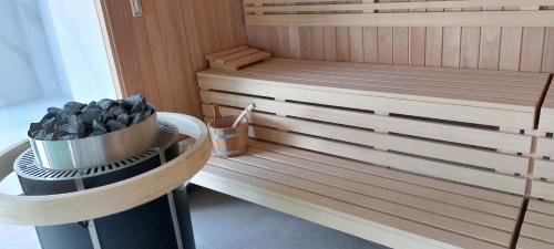 Příslušenství pro přípravu čaje a kávy v ubytování Syncrosfera Fitness & Spa Health Hotel Boutique
