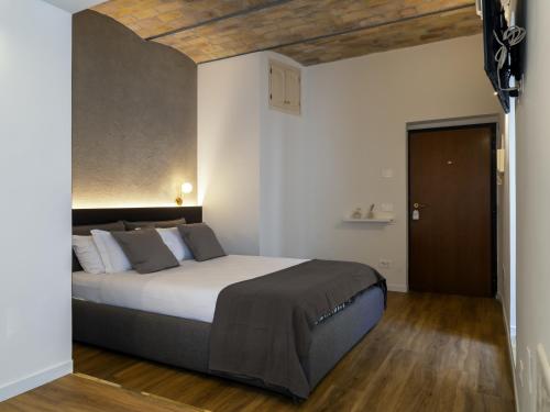 een slaapkamer met een groot bed in een kamer bij Ave Luxury Suite - By OpenRoma in Rome