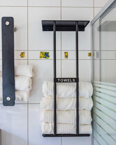 a towel rack with towels in a bathroom at Ferienwohnung Dominique in Nieder-Saulheim