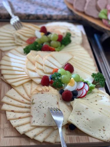 un piatto di cracker con frutta e verdura sopra di Bildungs- und Ferienstätte Eichsfeld a Uder