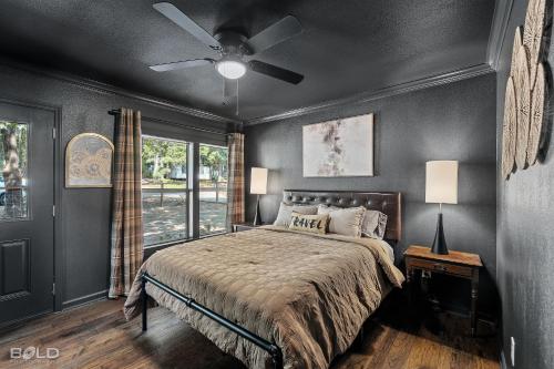 ein Schlafzimmer mit einem Bett und einem Deckenventilator in der Unterkunft Whiskey Barrel, Hot Tub, Waterfront, Pickleball in Karnack