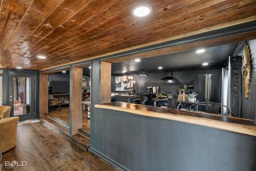 Galeriebild der Unterkunft Whiskey Barrel, Hot Tub, Waterfront, Pickleball in Karnack