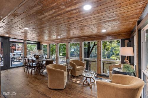 Ein Sitzbereich in der Unterkunft Whiskey Barrel, Hot Tub, Waterfront, Pickleball