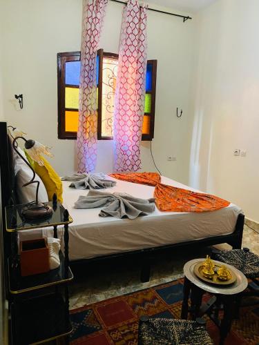 Ein Bett oder Betten in einem Zimmer der Unterkunft Dar béa