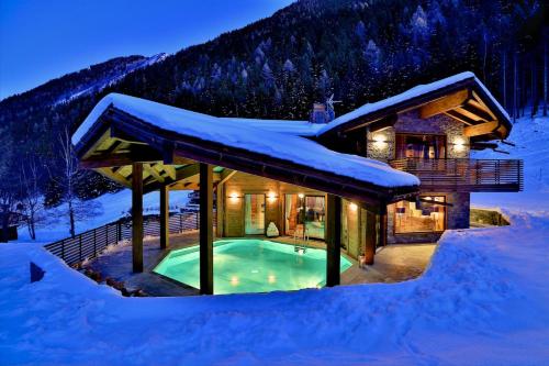 Πισίνα στο ή κοντά στο Chalet Alta