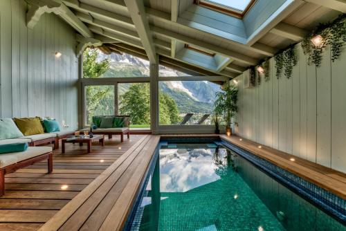 - un poolhouse avec vue dans l'établissement Chalet Hibou, à Chamonix-Mont-Blanc