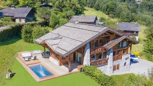 une vue aérienne d'une maison avec piscine dans l'établissement Chalet Nidaya, aux Houches