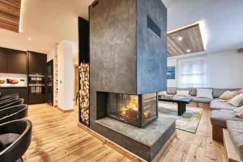 - un salon avec une cheminée dans une maison dans l'établissement Le Marti, à Chamonix-Mont-Blanc