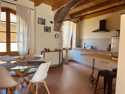a kitchen and dining room with a table and chairs at Vitis Verde in Arnasco