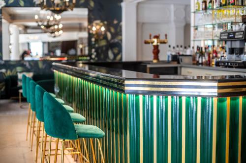 Hôtel Galilée Windsorにあるラウンジまたはバー