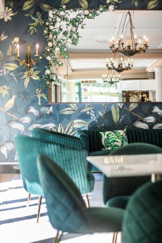 Hôtel Galilée Windsorにあるシーティングエリア