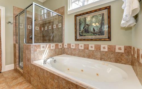 Bilik mandi di Doctors Orders - Refresh and recharge with peaceful views and a cozy hot tub