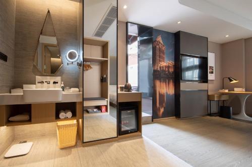 Η κουζίνα ή μικρή κουζίνα στο Atour Hotel Xiamen Jimei Lake Business Center