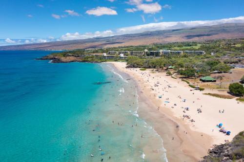 an aerial view of a beach with people on it at ❤PiH❤ Ikena Nani Ocean Coastline Views Mauna Kea Resort in Waimea