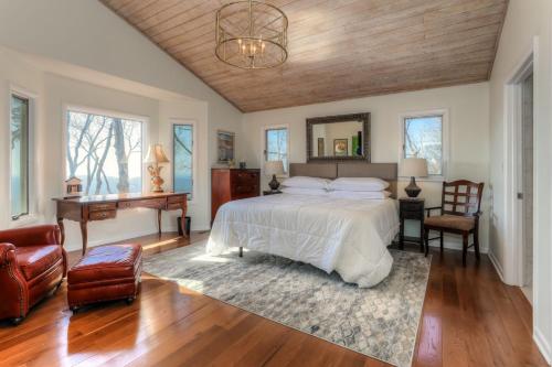 a bedroom with a bed and a desk and a piano at The Grateful Den - Cozy retreat in Big Canoe in Jasper