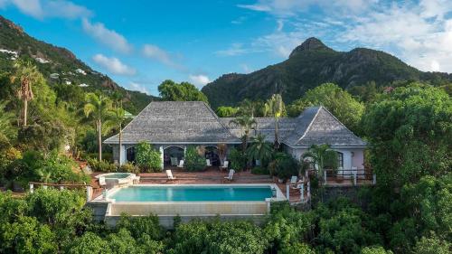 una vista aérea de una casa con piscina en Luxurious Oceanfront Villa in St Barths, en Quartier de Lorient
