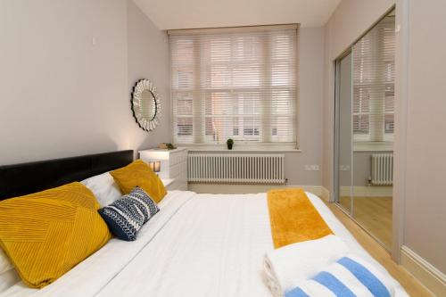 Un pat sau paturi într-o cameră la Stylish 3BR Cardiff Apt with Balcony and Parking!