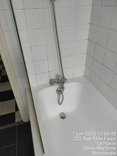 une paire de ciseaux dans une douche dans une salle de bain dans l'établissement Chez Félix Faure, Chic et élégant, le Havre, Terrasse Vue imprenable, au Havre