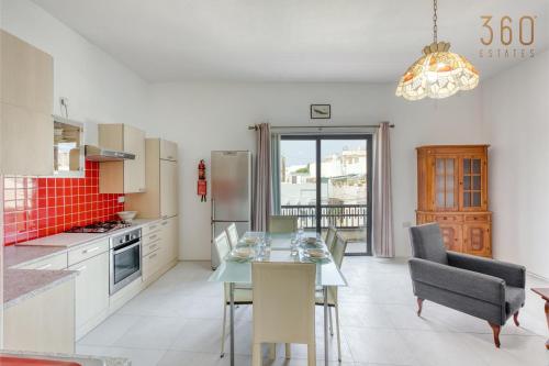 Kuchyň nebo kuchyňský kout v ubytování Authentic 3BR Island Stay with Gozo Soul by 360 Estates
