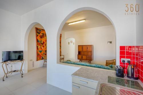 TV a/nebo společenská místnost v ubytování Authentic 3BR Island Stay with Gozo Soul by 360 Estates