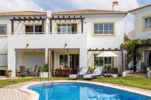 Casa Sirrah Condominio Moradias Parque da Praia by CoolHouses