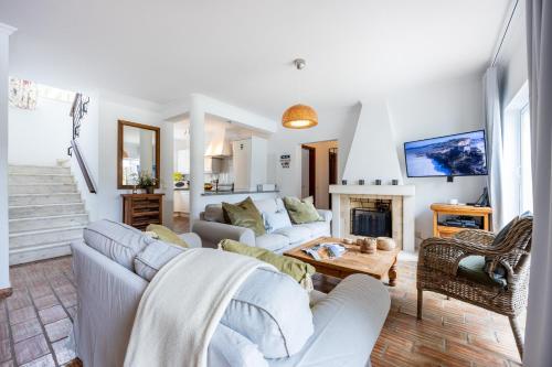 Casa Sirrah Condominio Moradias Parque da Praia by CoolHouses