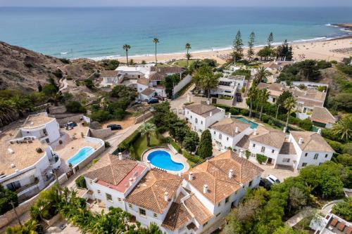 Casa Sirrah Condominio Moradias Parque da Praia by CoolHouses