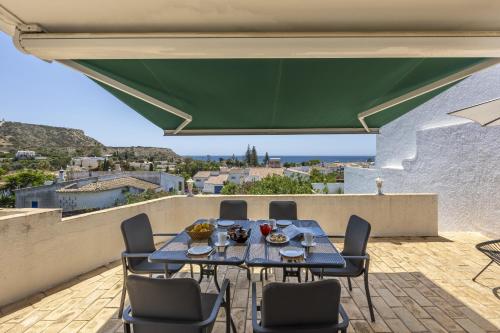 CoolHousesAlgarve Luz, 3 bed linked house, pool, superb panoramic sea view, Casa das Buganvílias