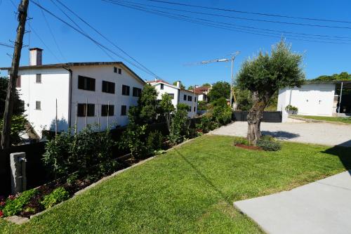a view of the yard of a house at Casa do Sobral in Ponte de Lima