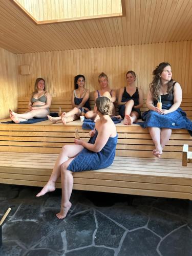 a group of women sitting in a sauna at Resta bondgårdshotell in Örsundsbro