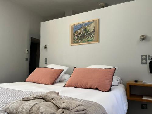 two beds sitting next to each other in a bedroom at Boutique Hôtel Entraigues in Uzès
