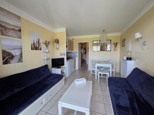 Posezení v ubytování Appartement jardin, piscines, wi-fi, résidence face mer