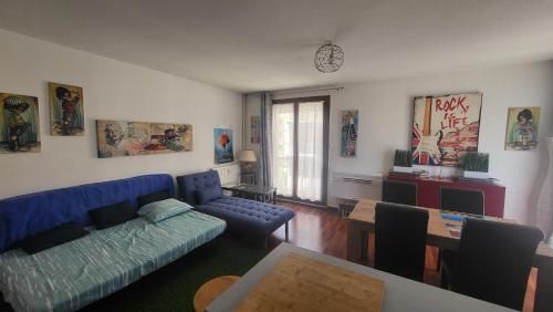 un salon avec un canapé et une table dans l'établissement T2 AVIGNON climatisé intra muros spacieux et lumineux, à Avignon