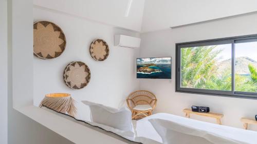 Oceanview Villa with Heated Poolにあるベッド