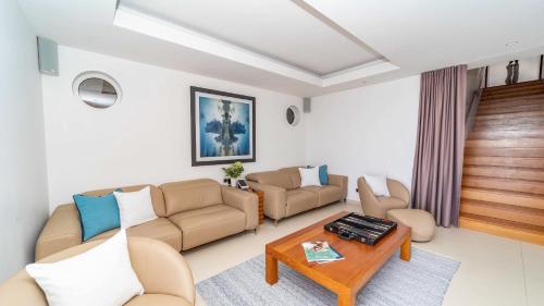 Ruang duduk di Contemporary Villa with Infinity Pool