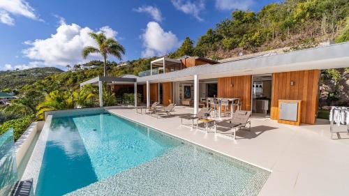 Kolam renang di atau dekat dengan Contemporary Villa with Infinity Pool