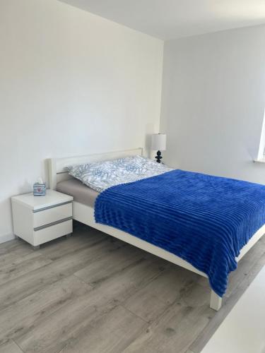 Ένα ή περισσότερα κρεβάτια σε δωμάτιο στο Wesoła Centrum