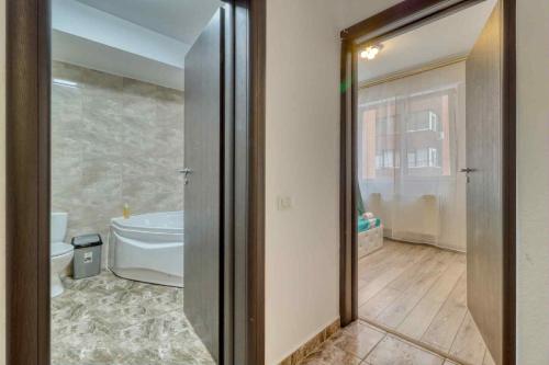 RoşuにあるMilitari Residence Deluxe 3 Roomsの浴槽、洗面台、トイレを備えたバスルーム