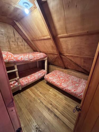 a room with two bunk beds in a cabin at W i M, Hostel & Camping in Chaupi
