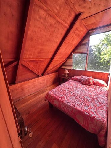 a bedroom with a bed in a room with a window at W i M, Hostel & Camping in Chaupi