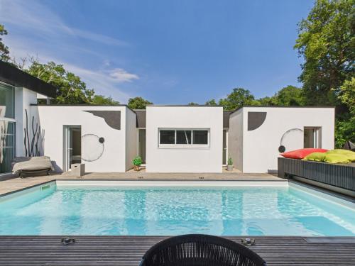 une piscine dans l'arrière-cour d'une maison dans l'établissement Villa avec piscine - 500m de la plage de Rampillon, à Longeville-sur-Mer