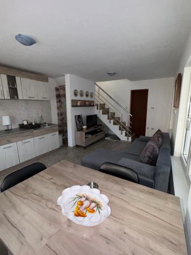a kitchen and a table in a living room at Vila Dolce Vita in Kisiljevo