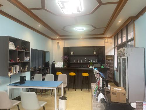 景洪にあるQingxinju Youth Hostelのキッチン(テーブル、椅子、カウンター付)