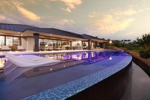La alberca dentro o cerca de ❤PiH❤ Hawaiian Elegance Short walk to best beaches Heated Lap Pool Spa