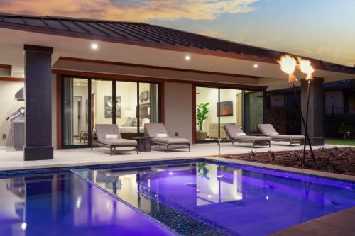 La alberca dentro o cerca de ❤PiH❤ Hawaiian Elegance Short walk to best beaches Heated Lap Pool Spa
