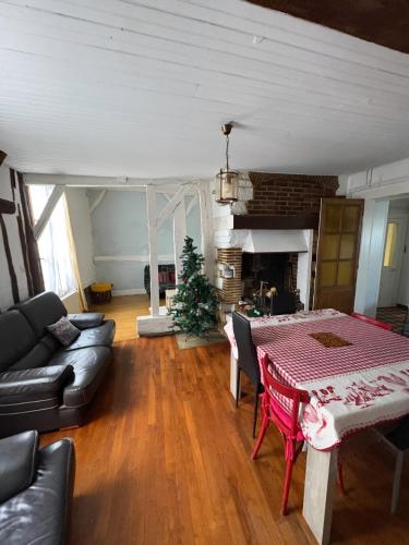 un salon avec une table et un canapé dans l'établissement Maison à Troyes, à Troyes