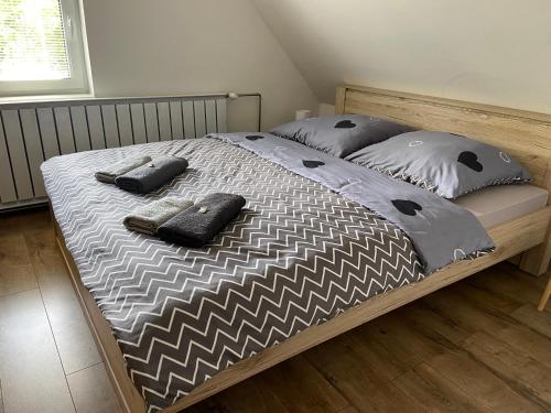 a bed with two pillows on it in a bedroom at Apartmán Zelený dom 43 in Banská Štiavnica