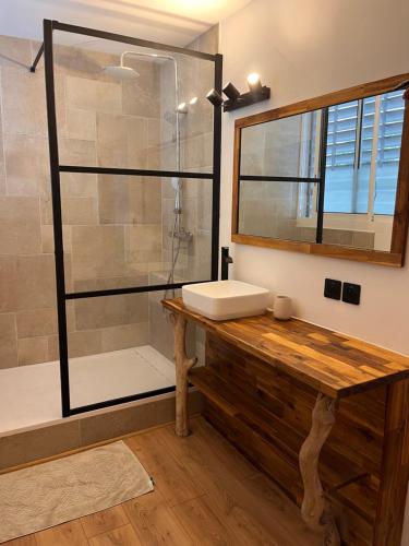 Un baño de Location front de mer St leu