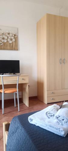 a bedroom with a desk and a bed and a deskictericter at Su Arghentu Country Hotel in Laerru